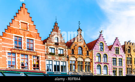 Das bunte mittelalterliche Häuser mit Schritt Gables Futter der zentralen Markt (Marktplatz) im Herzen von Brügge, Belgien. Stockfoto