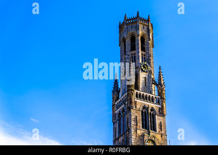 Der Glockenturm (syrau) Turm gegen den blauen Himmel im Zentrum der historischen Stadt Brügge, Belgien. Stockfoto