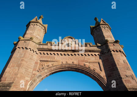 Fettercairn Arch, Aberdeenshire, Schottland. Der Stein Fettercairn Arch wurde in 1864 der Besuch von Königin Victoria im Jahr 1861 zu gedenken. Stockfoto
