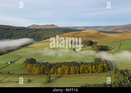 Crook Hügel auf einem nebligen Herbstmorgen neben Ladybower Reservoir, Nationalpark Peak District, Derbyshire, England. Stockfoto