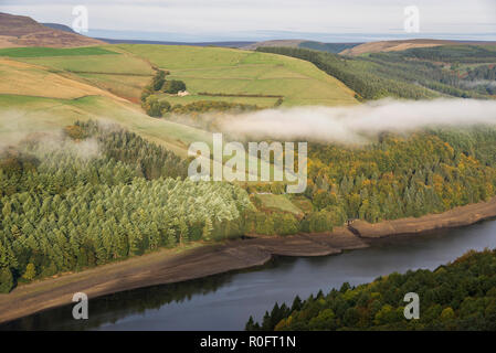 Schicht von Nebel über Hügel neben Ladybower Reservoir, Nationalpark Peak District, Derbyshire, England. Stockfoto