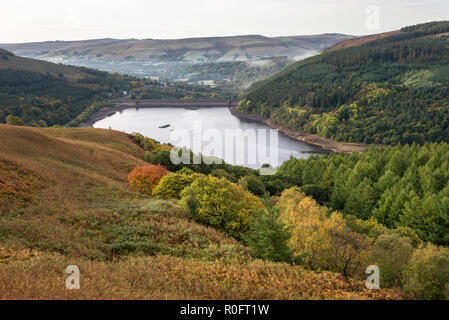 Blick auf Ladybower Reservoir an einem herbstmorgen im Peak District National Park, Derbyshire, England. Stockfoto