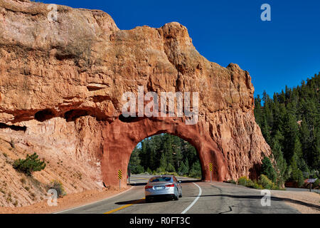 Auto auf der Straße durch Arch im Red Canyon in Dixie National Forest, Utah, USA, Nordamerika Stockfoto