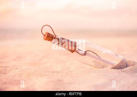 Botschaft in der Flasche gewaschen an Land gegen die Sonne. Tropical Beach design Hintergrund Stockfoto