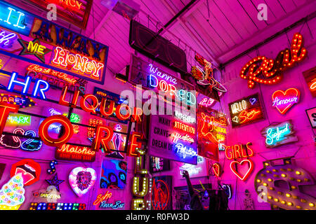 Zimmer mit hellen bunten Leuchtreklamen, neon shop Götter Schrottplatz, Walthamstow, London, UK Stockfoto