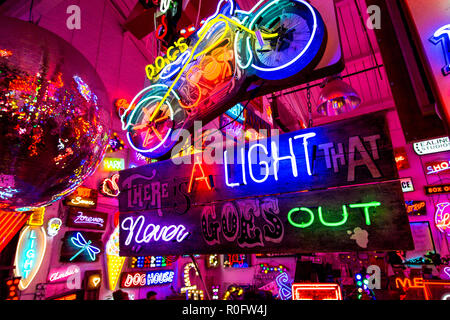 Zimmer mit hellen bunten Leuchtreklamen, neon shop Götter Schrottplatz, Walthamstow, London, UK Stockfoto