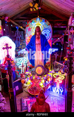 Zimmer mit hellen bunten Leuchtreklamen, neon shop Götter Schrottplatz, Walthamstow, London, UK Stockfoto