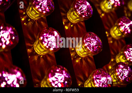 Zimmer mit hellen bunten Leuchtreklamen, neon shop Götter Schrottplatz, Walthamstow, London, UK Stockfoto