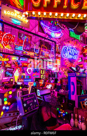 Zimmer mit hellen bunten Leuchtreklamen, neon shop Götter Schrottplatz, Walthamstow, London, UK Stockfoto