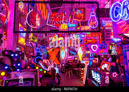 Zimmer mit hellen bunten Leuchtreklamen, neon shop Götter Schrottplatz, Walthamstow, London, UK Stockfoto