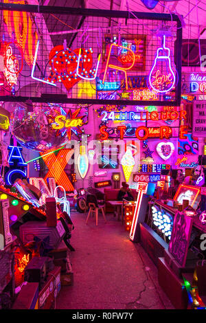 Zimmer mit hellen bunten Leuchtreklamen, neon shop Götter Schrottplatz, Walthamstow, London, UK Stockfoto