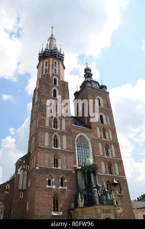 Kirche Unserer Lieben Frau in den Himmel, auch als St. Maria Kirche, ein Ziegelstein gotische Kirche neben dem Hauptmarktplatz in Krakau, Polen bekannt. Stockfoto