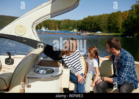 Familie mit Tochter gemeinsam Urlaub auf Segelboot in See Stockfoto