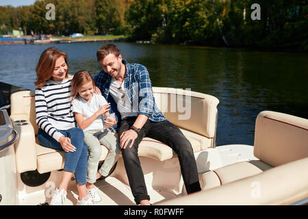 Familie mit Tochter gemeinsam Urlaub auf Segelboot in See Stockfoto