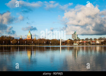 Ein Panorama, das Rathaus, einem Hochhaus, einem bewölkten Himmel und den Maschsee in Hannover, Deutschland Stockfoto