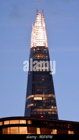 Foto muss Gutgeschrieben © Alpha Presse 066465 04/11/2018 The Shard Wolkenkratzer Turm an Über die Vertiefung Schatten Der Turm erinnert an den Tower von London. Als die Nation im Gedenken an den 100. Jahrestag des Endes des Ersten Weltkriegs, eine neue Installation an der Tower von London, über die Vertiefung Schatten: Der Turm erinnert wird der Graben mit Tausenden von einzelnen Flammen: ein öffentlicher Akt der Erinnerung für das Leben des Gefallenen, ehrt ihr Opfer füllen. Neuen künstlerischen Tribut für acht Nächte laufen, bis zu und einschließlich der Armistice Day 2018. Über die Vertiefung der Schatten ist Stockfoto