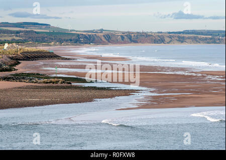 Blick auf den Fluss South Esk Mündung Montrose und in der Ferne St. Cyrus Strände und Sanddünen. Stockfoto