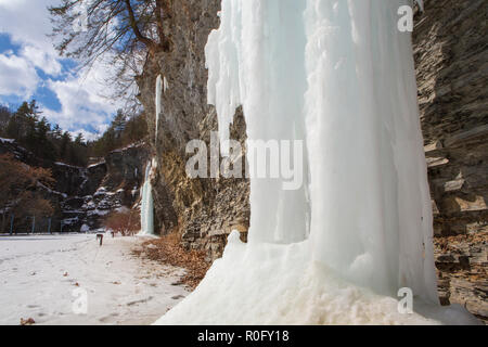 Gefrorenen Wasserfällen auf einer Klippe in Watkins Glen State Park, Watkins Glen, im Staat New York an einem sonnigen, aber kalten Wintertag. Stockfoto