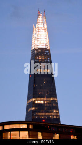 Foto muss Gutgeschrieben © Alpha Presse 066465 04/11/2018 The Shard Wolkenkratzer Turm an Über die Vertiefung Schatten Der Turm erinnert an den Tower von London. Als die Nation im Gedenken an den 100. Jahrestag des Endes des Ersten Weltkriegs, eine neue Installation an der Tower von London, über die Vertiefung Schatten: Der Turm erinnert wird der Graben mit Tausenden von einzelnen Flammen: ein öffentlicher Akt der Erinnerung für das Leben des Gefallenen, ehrt ihr Opfer füllen. Neuen künstlerischen Tribut für acht Nächte laufen, bis zu und einschließlich der Armistice Day 2018. Über die Vertiefung der Schatten ist Stockfoto