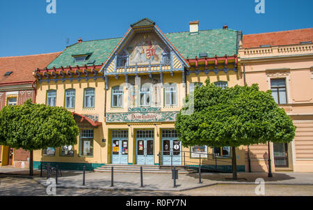 Historische Architektur auf dem Hauptplatz von Skalica. Das Gebäude des Zahorske Museum. Stockfoto