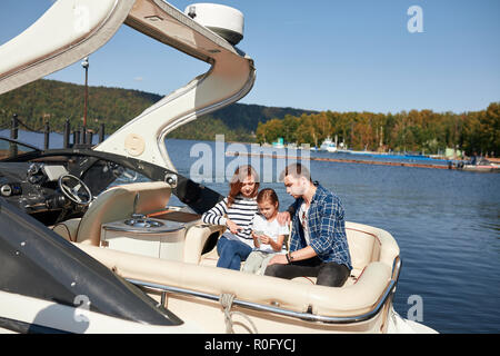 Familie mit Tochter gemeinsam Urlaub auf Segelboot in See Stockfoto