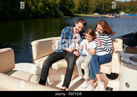 Familie mit Tochter gemeinsam Urlaub auf Segelboot in See Stockfoto