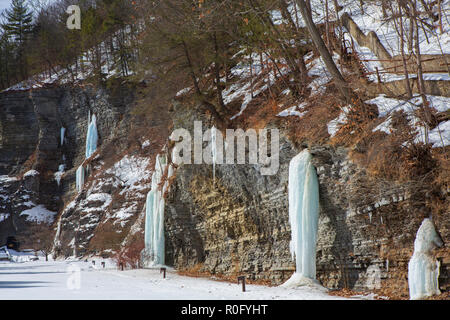 Gefrorenen Wasserfällen auf einer Klippe in Watkins Glen State Park, Watkins Glen, im Staat New York an einem sonnigen, aber kalten Wintertag. Stockfoto