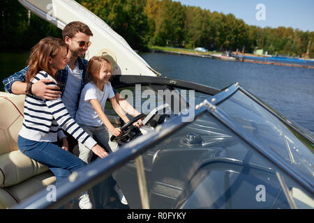 Vater mit entzückenden Tochter und Frau ruht auf Big Boat Stockfoto