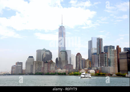 Downtown Manhattan von der Staten Island Fähre gesehen mit dem neuen World Trade Center und im Vordergrund das Schiff der Statue Kreuzfahrten auf der Hudso Stockfoto