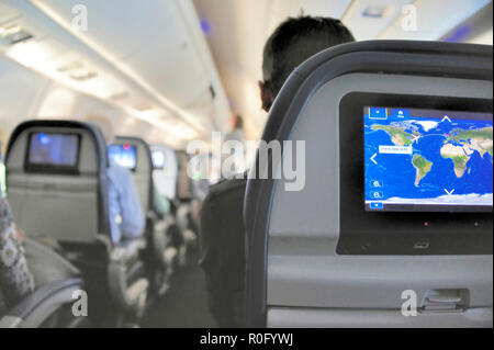 New York, USA - November 10,2012: Flugzeug Interieur mit Unterhaltung Monitor im Sitz, aus dem die Lage der Ebene während der Reise Stockfoto