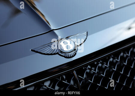 Monte Carlo, Monaco - 19. September 2018: Shining Bentley Winged 'B'-Logo (Emblem) auf der Motorhaube eines Schwarzen Auto in Monte-Carlo, Monaco. Nahaufnahme Stockfoto