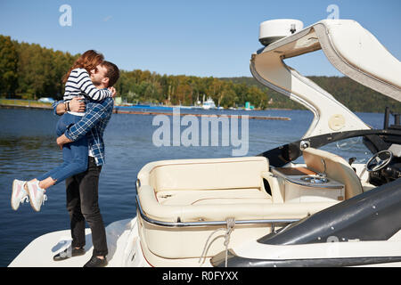 Paar auf Yacht. Urlaub auf der Yacht Mann und Frau. Segeln Meer Stockfoto