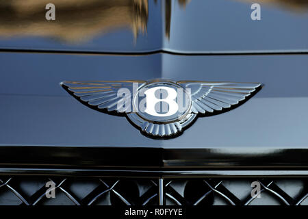 Monte Carlo, Monaco - 19. September 2018: Shining Bentley Winged 'B'-Logo (Emblem) auf der Motorhaube eines Schwarzen Auto in Monte-Carlo, Monaco. Nahaufnahme Stockfoto