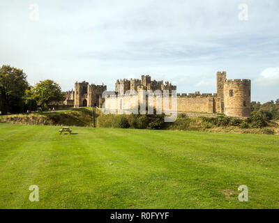 Alnwick Castle und das Grundstück Sitz des Percy Familie und Stammsitz des Herzogs von Northumberland in der Landschaft von Northumberland England Großbritannien Stockfoto