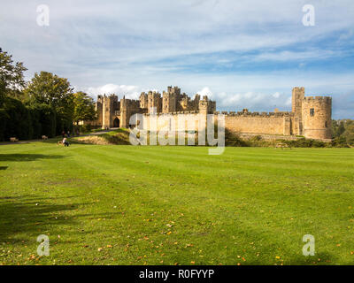 Alnwick Castle und das Grundstück Sitz des Percy Familie und Stammsitz des Herzogs von Northumberland in der Landschaft von Northumberland England Großbritannien Stockfoto