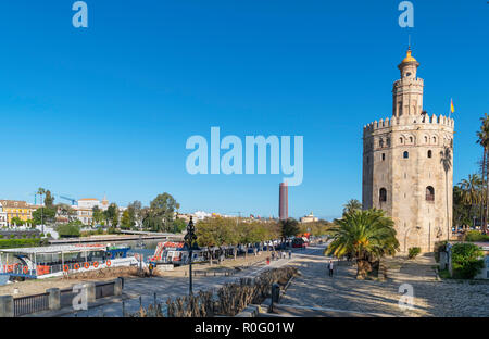 Der Fluss Guadalquivir und Torre del Oro, Sevilla (Sevilla), Andalusien, Spanien Stockfoto