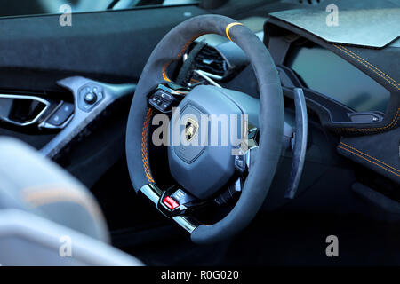 Monte Carlo, Monaco - 19. September 2018: Innenraum Cockpit eines luxuriösen Lamborghini Huracan Performante Spyder, Blick auf das Lenkrad des neuen La Stockfoto