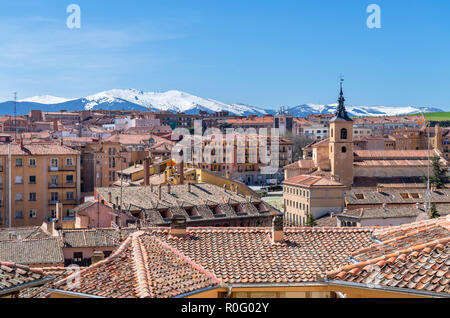 Blick über die Dächer der Altstadt auf die schneebedeckten Berge, Segovia, Castilla y Leon, Spanien Stockfoto