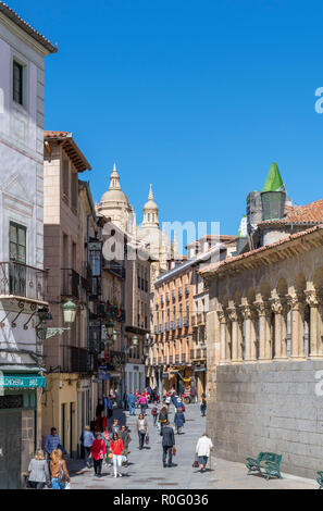 Blick auf die Calle Juan Bravo mit dem Dom in der Ferne, die Plaza de San Martin, Segovia, Castilla y Leon, Spanien Stockfoto