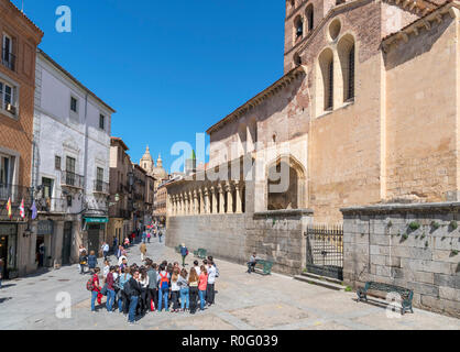 Gruppe von Schülerinnen und Schülern in der Plaza de San Martin außerhalb des 12. Jahrhundert Kirche San Martin, Segovia, Castilla y Leon, Spanien Stockfoto