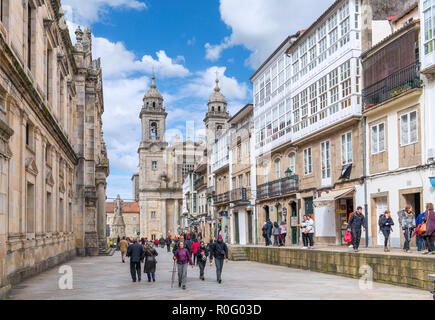 Geschäfte auf der Rua de San Francisco mit Blick auf die Iglesia de San Francisco, Altstadt, Santiago de Compostela, Galicien, Spanien Stockfoto