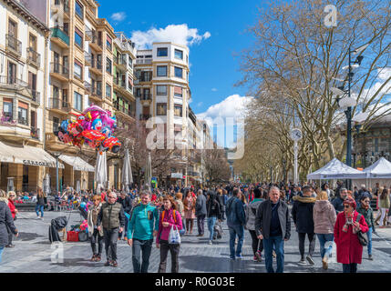 Massen von Menschen auf dem Boulevard Zumardia, San Sebastian, Baskenland, Spanien Stockfoto