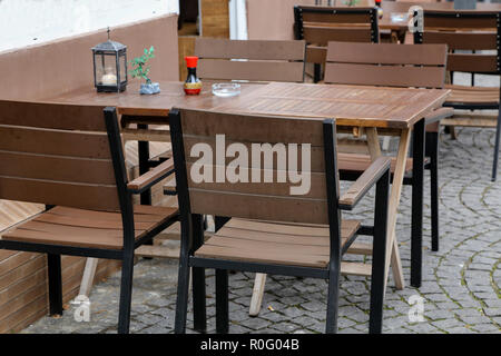 Gemütliche Street Restaurant, Tische und Stühle in der Straße. Stockfoto
