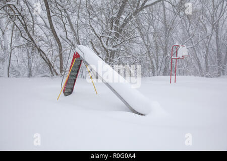 Spielgeräte im Schnee während einem Blizzard, dass mehr als drei Meter Schnee im Staat New York links begraben. Stockfoto