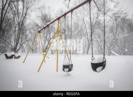 Spielgeräte im Schnee während einem Blizzard, dass mehr als drei Meter Schnee im Staat New York links begraben. Stockfoto