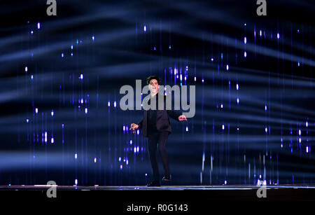 Brendon Urie der Panik! In der Disco führt auf der Bühne bei den MTV Europe Music Awards 2018 im Bilbao Exhibition Centre statt, Spanien. Stockfoto