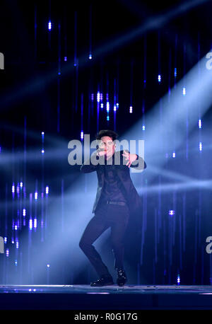 Brendon Urie der Panik! In der Disco führt auf der Bühne bei den MTV Europe Music Awards 2018 im Bilbao Exhibition Centre statt, Spanien. Stockfoto
