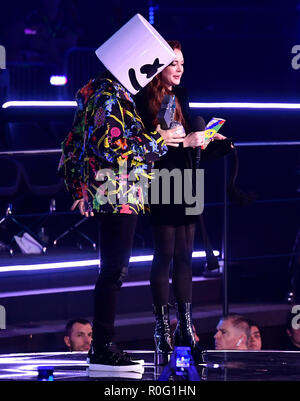 Lindsay Lohan stellt Marshmello mit seinem besten elektronischen Award auf der Bühne bei den MTV Europe Music Awards 2018 im Bilbao Exhibition Centre statt, Spanien. Stockfoto