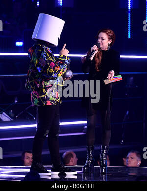 Lindsay Lohan stellt Marshmello mit seinem besten elektronischen Award auf der Bühne bei den MTV Europe Music Awards 2018 im Bilbao Exhibition Centre statt, Spanien. Stockfoto