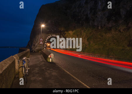 Der schwarze Bogen Larne County Antrim Nordirland Nacht schießen Leichte Wanderwege Stockfoto